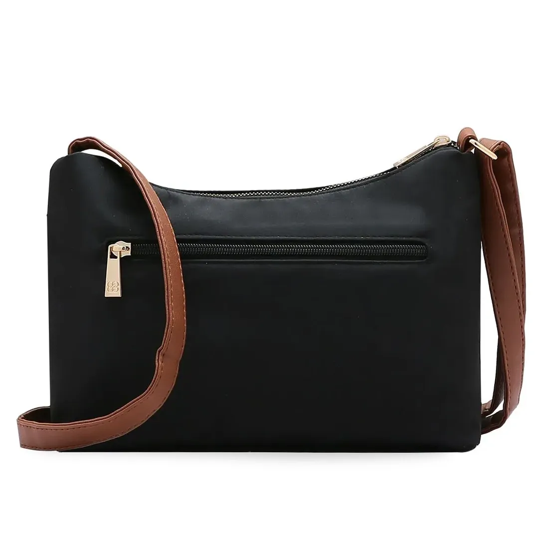Bolsa feminina Chenson preta vista traseira com bolso e alça marrom ajustável